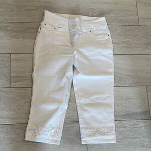 Ruby Rd White Ankle Cropped Jeans. Size 10P